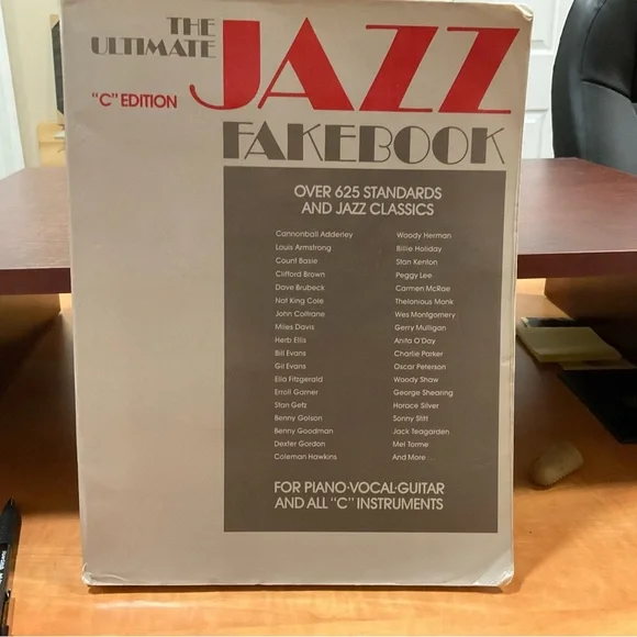 The Ultimate Jazz Facebook - For Piano-Vocal-Guitar and all “C” Instruments used - Picture 1 of 7